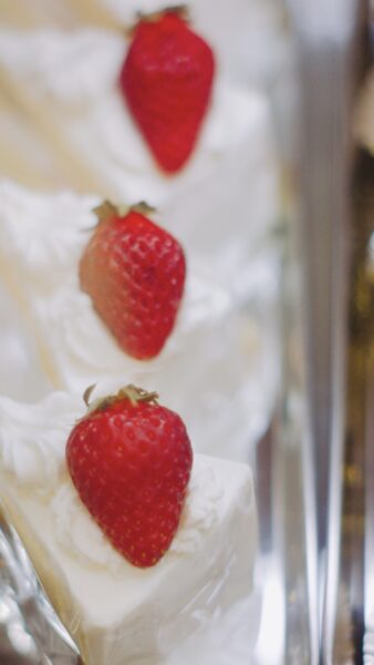 「ショートケーキ」：甘さ控えめの生クリームとイチゴがマッチ！食べやすい一品です。